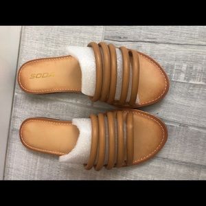 New in box Soda sandals size 7 tan